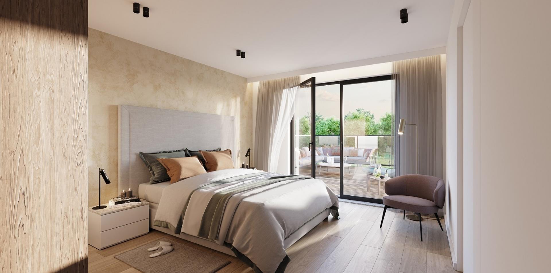 Luxe slaapkamer met groot tweepersoonsbed, beige stucwand en houten vloer met zicht op terras